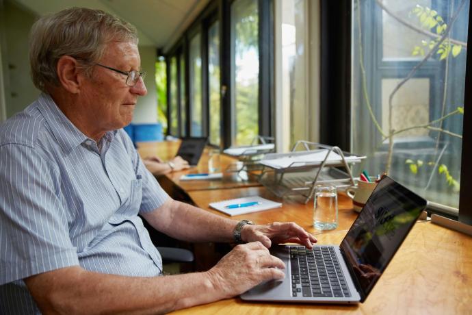 Isősebb férfi laptop