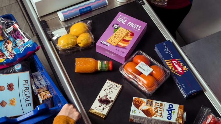 Termékek beolvasása a pénztárnál, nyugdíjas pénztáros munka