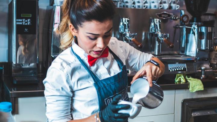 Hétvégi diákmunka a vendéglátásban: barista a kávégépnél