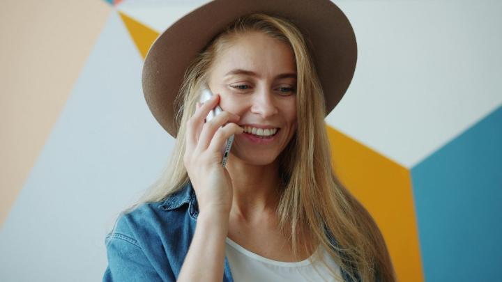 Fiatal lány telefonon beszél a toborzóval
